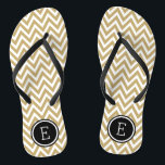 Gold en Black Chevron Monogram Teenslippers<br><div class="desc">Aangepast gedrukte flip flop sandalen met een stijlvol modern chevron-patroon en uw aangepaste monogram of andere tekst in een cirkelvormig lijst. Klik aanpassen het om tekstdoopvonten en kleuren te veranderen of uw eigen afbeeldingen toe te voegen om unieke één van een soortontwerp te creëer!</div>