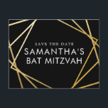 Gold en Black Modern Bat Mitzvah Save the Date Aankondigingskaart<br><div class="desc">Moderne, trendy, en elegant goud en zwarte Bat Mitzvah bewaren de datum briefkaarten met een unieke geometrische vierkantsgrens. Pas dit betaalbaar eenvoudig aan, bespaar de datum voor je Bat Mitzvah met een aangepaste naam, datum en details van je leuke en gesofisticeerde viering. Al tekst is editable, zodat kon dit ontwerp...</div>
