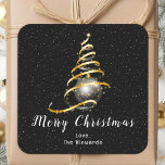 Gold en Black Ornament Merry kerst Vierkante Sticker<br><div class="desc">Deze elegante en chique vakantie sticker kan worden gepersonaliseerd met uw familienaam. Het ontwerp is voorzien van een gouden en zwarte kerstboom met een snuifje. De tekst combineert handgeschreven script en moderne schreefloze lettertypen voor een stijlvolle en verfijnde look. De vallende sneeuw, sneeuwvlokken en schitteringen geven een feestelijke en magische...</div>