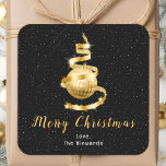 Gold en Black Ornament Merry kerst Vierkante Sticker<br><div class="desc">Deze elegante en chique vakantie sticker kan worden gepersonaliseerd met uw familienaam. Het ontwerp is voorzien van een gouden lint kerstboom met een ornament. De tekst combineert handgeschreven script en moderne schreefloze lettertypen voor een stijlvolle en verfijnde look. De vallende sneeuw, sneeuwvlokken en schitteringen geven een feestelijke en magische touch....</div>