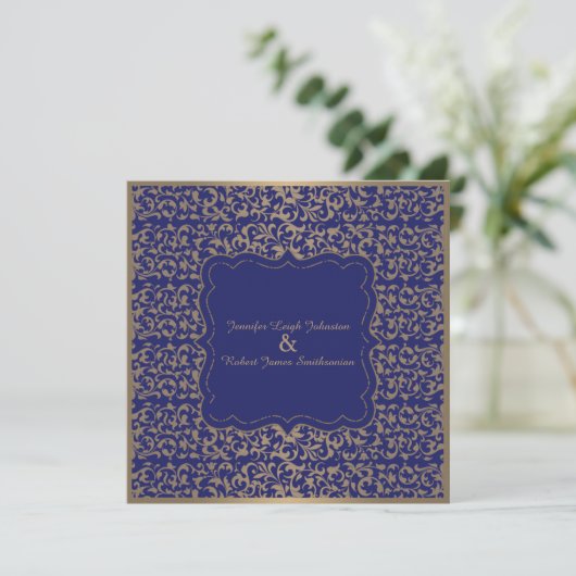 Gold en Navy Blue Filigree Wedding Invitation Kaart (Staand voorkant)