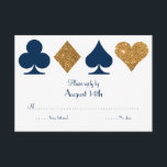 Gold en Navy Blue Las Vegas Wedding Reply Kaart<br><div class="desc">Deze bruidsantwoordkaart is perfect voor een Las Vegas-viering en is voorzien van faux gouden glitter en marineblauwe kaart kostuumsymbolen op een witte achtergrond met volledig gepersonaliseerde tekst om de aanwezigheidsantwoorden van uw gasten te krijgen. Fancy bruiloft of een simpele vlucht, alles wat je nodig hebt is liefde en een getuige...</div>