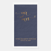 Gold en Navy Blue Mr. en Mrs. Calligraphy w Hearts Servet (Voorkant)