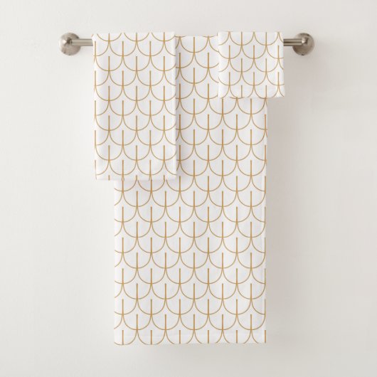 Gold en White Art Deco Fish Scale Pattern Bad Handdoek (Insitu)