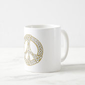 Gold en White Celtic Peace Sign Koffiemok (Voorkant rechts)