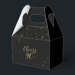 Gold en zwart | Cheers 90 jaar 90th Birthday Party Bedankdoosjes<br><div class="desc">Geef je gasten bedankt met deze stijlvolle 90ste verjaardagsfeestdoos. Dit ontwerp is voorzien van een goudkleurige typografie "Cheers to 90 years" en een gouden dunne afbeelding op een zwarte achtergrond. Met dit aangepaste vak voor gunsten kunt u uw speciale vieringen persoonlijk aanspreken. Overeenkomende uitnodigingen en partijbenodigdheden zijn beschikbaar in mijn...</div>