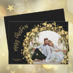 Gold- en zwarte kerstfoto feestdagenkaart<br><div class="desc">Goudcirkels, sterren en stippen op een zwarte achtergrond omringen je favoriete foto met je namen en een prettige kerstgroet in het teken, een mooie manier om een feestelijke vrolijkheid te sturen. *GEBRUIK EEN HORIZONTALE FOTO voor beste resultaten of bewaar uw foto aan een vierkant alvorens te uploaden. Meer objecten in...</div>