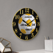 Gold- en zwarte-voetbalklok met afspeelnaam grote klok