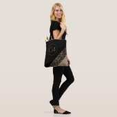 Gold Feathers op zwart monogram Tote Bag (Op model)