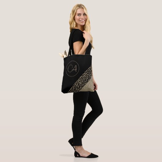 Gold Feathers op zwart monogram Tote Bag (Op model)