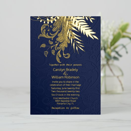 Gold Ferns en Foliage op Blue Damask Wedding Folie Uitnodiging (Staand Voorkant)