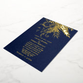 Gold Ferns en Foliage op Blue Damask Wedding Folie Uitnodiging (Gedraaid)