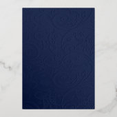 Gold Ferns en Foliage op Blue Damask Wedding Folie Uitnodiging (Achterkant)