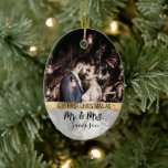 Gold First Christmas Marriott Couple Wedding Photo Keramisch Ornament<br><div class="desc">This elegant and chic Christmas ornament is a beautiful way to commemorate a special event in your life. It features a customizable fotograph of a married koppel and a valse printed gold foil brushstroke with the quote, "Our first Christmas as Mr. and Mrs." which is to be personalized with your...</div>