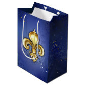 Gold Fleur de Lis on Blue Medium Cadeauzakje (Voorkant Gekanteld)