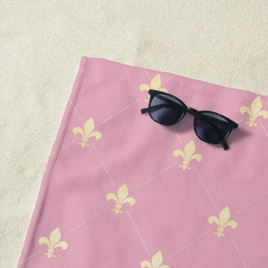 Gold Fleur-de-Lis Pink Strandlaken (In situ)