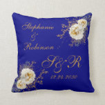 Gold Floral monogram Logo op marinesblauwe bruilof Kussen<br><div class="desc">Goudwinterbloemmonogram logo op marinesblauwe trouwcadeau gooit kussens. Geweldig cadeau voor nieuwe wieren of je favoriete stel voor hun trouwdag. Gemakkelijk om bruidbruinnamen,  initialen en trouwdatum aan te passen. Bestel vandaag nog!</div>