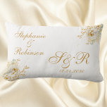 Gold Floral Monogram Wedding Gift Sierkussen Kussen<br><div class="desc">Goudwinterbloemmonogram logo trouwcadeau gooit kussen. Geweldig cadeau voor nieuwe wieren of je favoriete stel voor hun trouwdag. Gemakkelijk om bruidbruinnamen,  initialen en trouwdatum aan te passen. Bestel vandaag nog!</div>