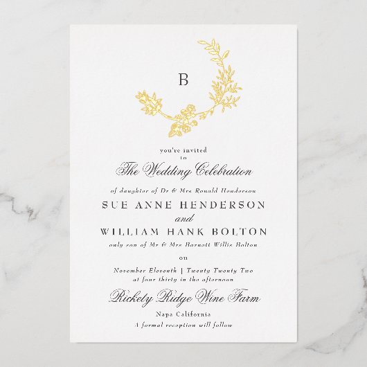 Gold Floral Wreath Classic Monogram Wedding Folie Uitnodiging (Voorkant)