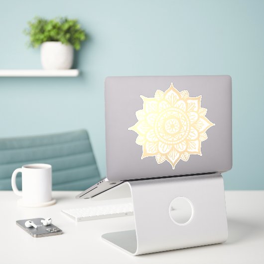 Gold Flower Mandala Sticker (Laptop op bureau)