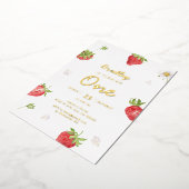 Gold Foil aardbei Girl First Birthday Folie Uitnodiging (Gedraaid)