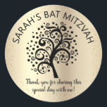 Gold Foil Bat Mitzvah Black Tree of Life Script Ronde Sticker<br><div class="desc">Wees trots, blij en toon deze mijlpaal van je favoriete Bat Mitzvah! Gebruik deze leuke, gesofisticeerde, gepersonaliseerde sticker om haar speciale dag aan te vullen. Een grafische zwarte boom met Star van David en stip "bladeren" en een zwart calligrafiescript, bedekt een gesofisticeerde, faux gouden glitter stippen en gouden folieachtergrond. Pas...</div>