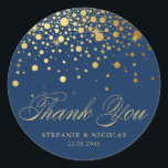 Gold Foil Confetti Navy Blue Wedding Bedankt Ronde Sticker<br><div class="desc">Deze stickers zijn voorzien van een stijlvol faux gouden folie confetti dot design in combinatie met een elegant script voor een gepolijste, moderne look. Verkrijgbaar in verschillende achtergrondkleuren, ze kunnen worden aangepast met uw namen en trouwdatum aan uw evenement. Perfect voor het verzegelen van gunstzakken, geschenkdozen of enveloppen, deze stickers...</div>