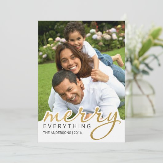 Gold Foil Effect Merry Hand Script Holiday Foto Feestdagenkaart (Staand voorkant)