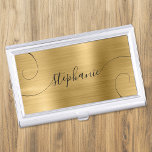 Gold Foil Elegant Script Curly Name Visitekaarthouder<br><div class="desc">Een elegant ontwerp van het het manuscriptnaam van de handtekeningsstijl met extra krullende staarten. De achtergrond is een faux gouden folie digitale kunstcreatie die prints als een foto. Pas de doopvontgrootte aan of beweeg het zoals nodig voor langere of kortere namen. Creëer je eigen visitekaartje hoesje voor haar.</div>