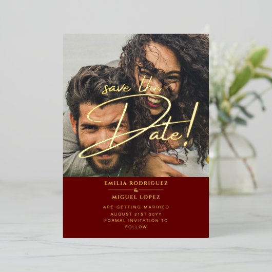 GOLD Foil Foto Overlay Burgundy Save Date Weddensc Folie Uitnodiging (Staand Voorkant)