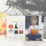 Gold Foil Halloween Friends Modern Birthday Foto Folie Uitnodiging<br><div class="desc">Voeg wat shine aan deze verjaardagsuitnodigingen met echte folie toe! Dit moderne ontwerp kenmerkt de naam van de verjaardagsjongen in grote, gouden folie hoofdletters in een van mijn favoriete decoratieve lettertypen. Hieronder staat zijn leeftijd in een schattige scripttypografie. Onderaan, midden op de kaart, zijn er 6 Halloween vrienden: een pompoen,...</div>
