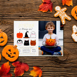 Gold Foil Halloween Friends Modern Birthday Foto Folie Uitnodiging<br><div class="desc">Voeg wat shine aan deze verjaardagsuitnodigingen met echte folie toe! Dit moderne ontwerp kenmerkt de naam van de verjaardagsjongen in grote, gouden folie hoofdletters in een van mijn favoriete decoratieve lettertypen. Hieronder staat zijn leeftijd in een schattige scripttypografie. Onderaan, midden op de kaart, zijn er 6 Halloween vrienden: een pompoen,...</div>