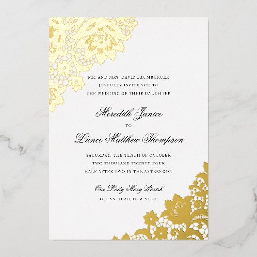 Gold Foil Lace Black en Gold Script Weddenschap Folie Uitnodiging (Voorkant)
