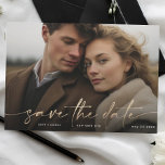 Gold Foil Onyx zwarte moderne foto lichtgevend Save The Date<br><div class="desc">Mooie kalligrafie in geel faux goud om je foto te bedekken met de datumkaart. Dit is prachtige typografie op een volledig aftapblad met één kaartfoto met witte letters. Het omvat een lichte gradiëntbekleding als uw foto het achter de tekst nodig heeft. U kunt de zachte gradiënt houden of schrappen als...</div>