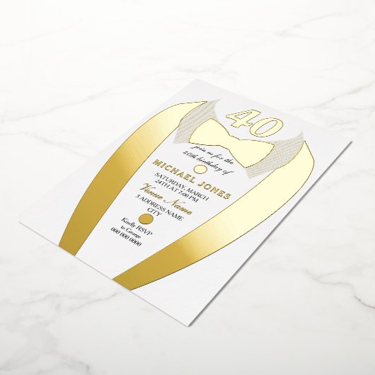 Gold Foil Tuxedo Suit Mannen 40e verjaardag Folie Uitnodiging (Gedraaid)