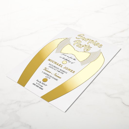 Gold Foil Tuxedo Suit Mannen Surprise Birthday Par Folie Uitnodiging (Gedraaid)