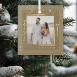 Gold Framed Foto Ons eerste kersthuwelijk Glas Ornament<br><div class="desc">Moderne brutale trouwfoto in een fragment uit sneeuwvlokken,  met Ons eerste kerstfeest gehuwd in een feestelijk wit kalligrafie script,  maakt het perfecte memento keepascadeau voor de net gehuwde newlyweds van dit kerstvakantieseizoen. Pas eenvoudig de jouw namen en het jaar van keuze aan.</div>