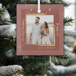 Gold Framed Foto Ons eerste kersthuwelijk Glas Ornament<br><div class="desc">Moderne brutale trouwfoto met een fraai fragment uit sneeuwvlokken,  met Ons eerste kerstfeest gehuwd in een feestelijk wit kalligrafiescript,  maakt het perfecte memento keepascadeau voor de net gehuwde newlyweds,  dit kerstvakantieseizoen. Pas eenvoudig de jouw namen en het jaar van keuze aan.</div>