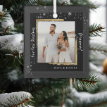 Gold Framed Foto Ons eerste kersthuwelijk Glas Ornament<br><div class="desc">Moderne brutale trouwfoto met een fraai fragment uit sneeuwvlokken,  met Ons eerste kerstfeest gehuwd in een feestelijk wit kalligrafiescript,  maakt het perfecte memento keepascadeau voor de net gehuwde newlyweds,  dit kerstvakantieseizoen. Pas eenvoudig de jouw namen en het jaar van keuze aan.</div>