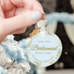 Gold Frills op Bleke blauwe bruidbruidbruidbruidbr Sleutelhanger<br><div class="desc">Deze sleutelhangers zijn ontworpen om bruidsmeisjes in je bruiloft te bevoordelen. Ze hebben een eenvoudig maar elegant ontwerp met een bleke poederblauwe achtergrond, gouden scriptletters en een lacy gouden faux folie floral border. De tekst zegt "Bridesmaid" met ruimte voor haar naam, de namen van het paar en de trouwdatum. De...</div>
