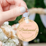 Gold Frills op Coral Peach Bridesmaid Wedding Gift Sleutelhanger<br><div class="desc">Deze sleutelhangers zijn ontworpen om bruidsmeisjes in je bruiloft te bevoordelen. Ze hebben een eenvoudig, maar elegant ontwerp met een bleke koraalperzik of een licht oranje achtergrond, gouden scriptletters en een laciteit gouden faux folie florale rand. De tekst zegt "Bridesmaid" met ruimte voor haar naam, de namen van het paar...</div>