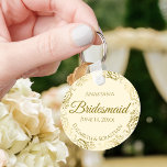 Gold Frills op Cream Bridesmaid Wedding Gift Sleutelhanger<br><div class="desc">Deze sleutelhangers zijn ontworpen om bruidsmeisjes in je bruiloft te bevoordelen. Ze hebben een eenvoudig, maar elegant ontwerp met een ivoor- of roomkleurige achtergrond, gouden scriptletters en een lacy golden faux folie floral border. De tekst zegt "Bridesmaid" met ruimte voor haar naam, de namen van het paar en de trouwdatum....</div>