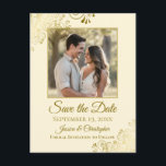 Gold Frills op crème Wedding Save the Date Photo Aankondigingskaart<br><div class="desc">Laat je vrienden en familie weten om de datum voor je aanstaande bruiloft te redden met dit eenvoudige maar elegante briefkaart. Het is voorzien van een prachtig design met gouden tekst op een roomkleurige of ivoorkleurige achtergrond en je foto omringd door lacy gold floral filigree. De achterkant heeft een schattig...</div>