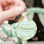 Gold Frills op Mint Green Bridesmaid Wedding Gift Sleutelhanger<br><div class="desc">Deze sleutelhangers zijn ontworpen om bruidsmeisjes in je bruiloft te bevoordelen. Ze hebben een eenvoudig, maar elegant ontwerp met een bleke groene achtergrond voor munt, gouden scriptletters en een lacy golden faux folie floral border. De tekst zegt "Bridesmaid" met ruimte voor haar naam, de namen van het paar en de...</div>