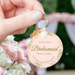 Gold Frills op roze bruidbruidbruidbruidbruidgesch Sleutelhanger<br><div class="desc">Deze sleutelhangers zijn ontworpen om bruidsmeisjes in je bruiloft te bevoordelen. Ze hebben een eenvoudig, maar elegant ontwerp met een bleke, lichtroze achtergrond, gouden scriptletters en een lacy golden faux folie floral border. De tekst zegt "Bridesmaid" met ruimte voor haar naam, de namen van het paar en de trouwdatum. De...</div>