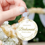 Gold Frills op White Bridesmaid Wedding Gift Sleutelhanger<br><div class="desc">Deze sleutelhangers zijn ontworpen om bruidsmeisjes in je bruiloft te bevoordelen. Ze hebben een eenvoudig maar elegant ontwerp met een klassieke witte achtergrond, gouden scriptletters en een lacy gouden faux folie floral border. De tekst zegt "Bridesmaid" met ruimte voor haar naam, de namen van het paar en de trouwdatum. De...</div>