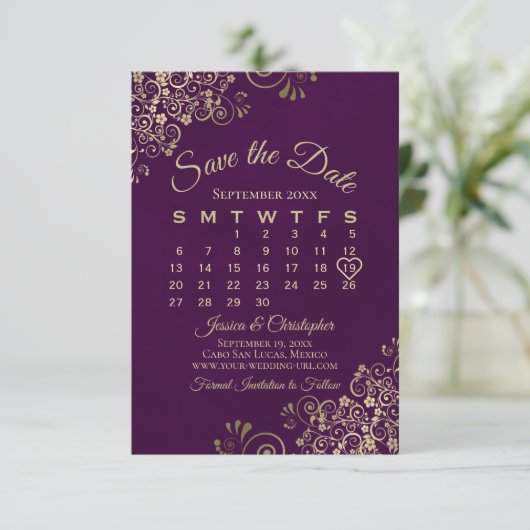 Gold Frills Plum Paarse Elegant Wedding Calendar Save The Date (Staand voorkant)