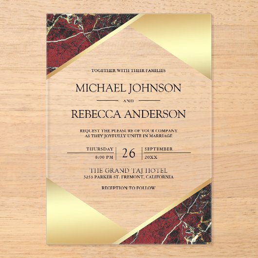 Gold Geometric Burgundy Marble Wedding Acryl Uitnodigingen (Voorkant)