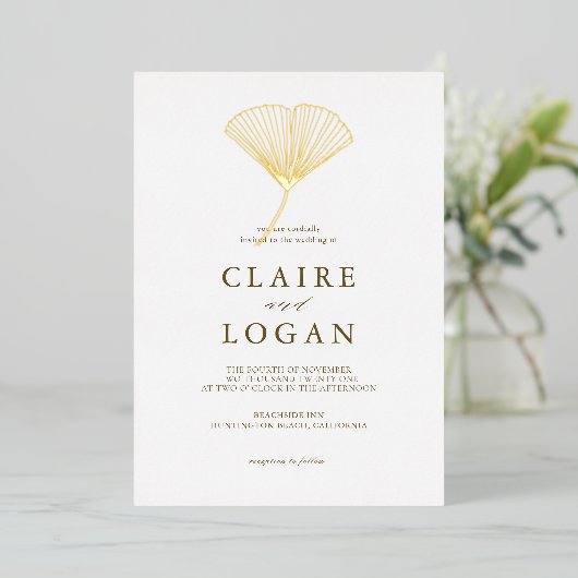 Gold Ginkgo Leaf Elegant Wedding Folie Uitnodiging (Staand Voorkant)