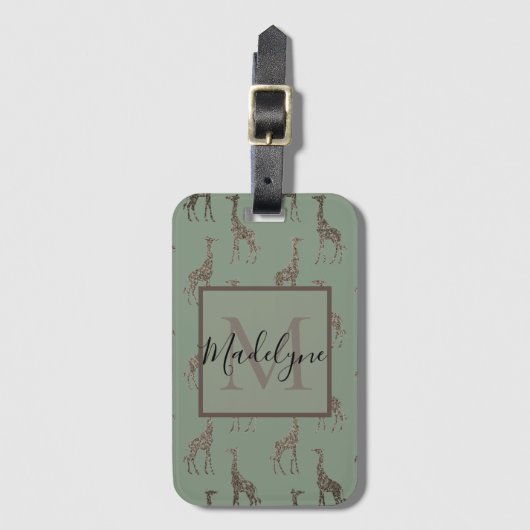 Gold Giraffe op Sage Green Monogram Bagagelabel (Voorkant (verticaal))